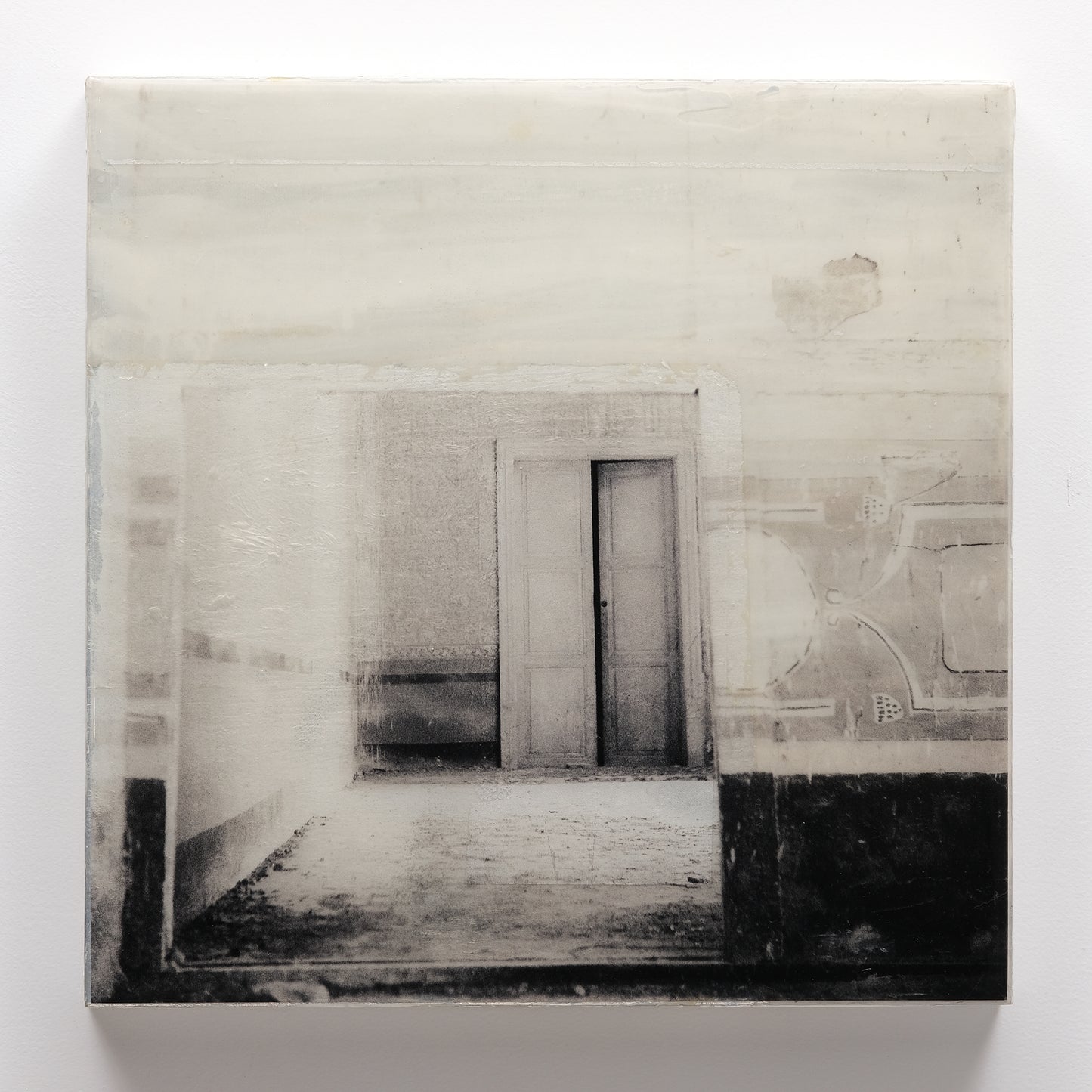 16X16 | Between The Walls